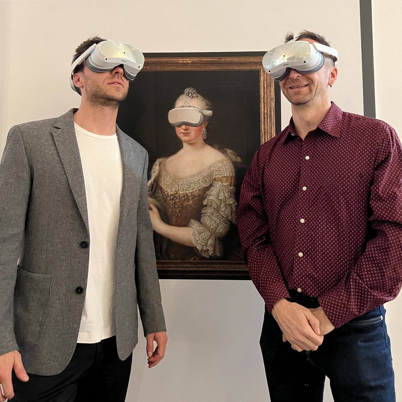 Bibliothek der Kurfürstin VR — mit VR-Brille vor dem Porträt der Kurfürstin