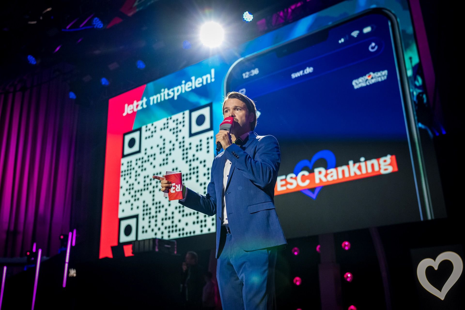 Gäste der SWR3 ESC Party spielen das Voting Game auf dem Smartphone